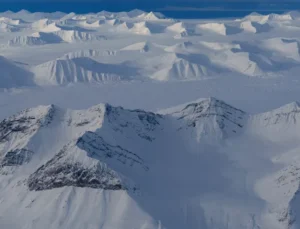 Nature Climate Change dergisinde yayımlanan yeni bir araştırma, küresel ısınmanın kutup topraklarının karbon depolama yeteneğini tehdit ettiğini ortaya koyuyor.