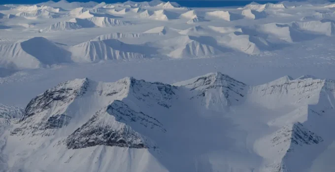 Nature Climate Change dergisinde yayımlanan yeni bir araştırma, küresel ısınmanın kutup topraklarının karbon depolama yeteneğini tehdit ettiğini ortaya koyuyor.