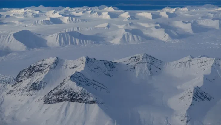 Nature Climate Change dergisinde yayımlanan yeni bir araştırma, küresel ısınmanın kutup topraklarının karbon depolama yeteneğini tehdit ettiğini ortaya koyuyor.